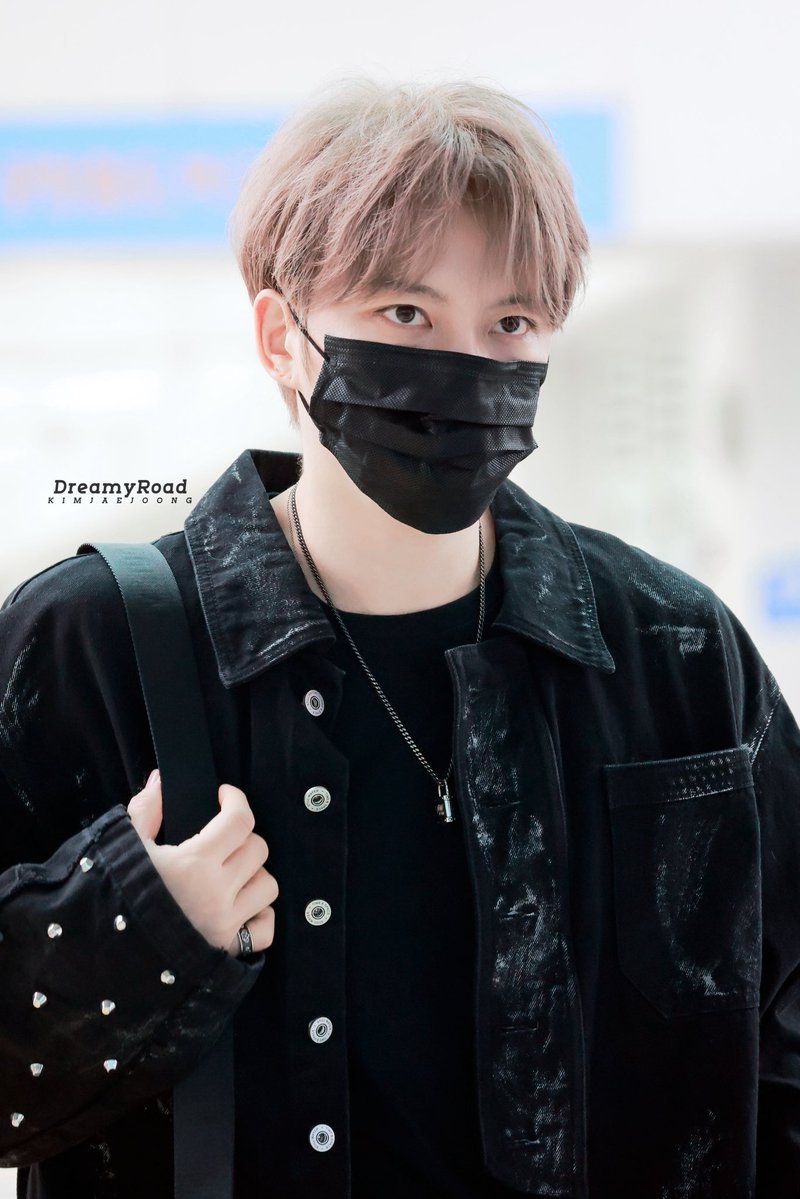 queen_never_cry's tweet photo. The way this looks more like a stage outfit than his actual stage outfits 😭 https://t.co/6XeJuZj8mb
