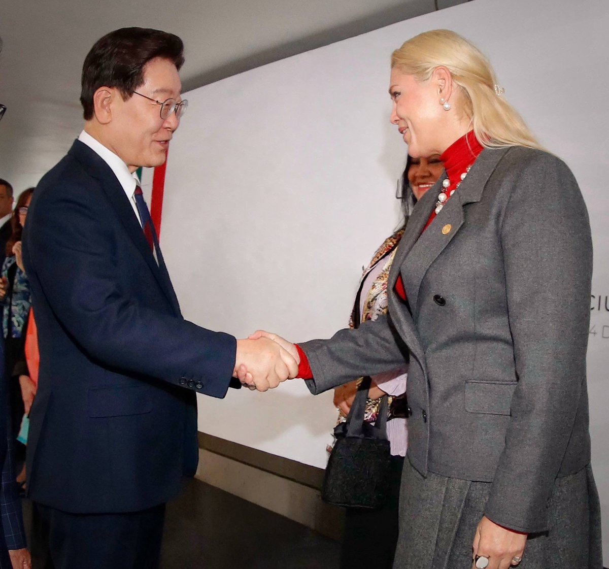 veronicacamino's tweet photo. Recibimos en el Senado al #Presidente de la República de #Corea🇰🇷 @Jaemyung_Lee, en el marco del encuentro que sostuvo con nuestra Presidenta @Claudiashein en Palacio Nacional 🇲🇽

Nos une una relación de muchos años. El Presidente Lee recordó durante este encuentro la llegada de los primeros 1,000 coreanos a la península de #Yucatán, como parte de los vínculos históricos entre nuestros países y donde hoy México es su primer socio comercial en América Latina 🌎.

Esta relación seguirá avanzando con el Plan de Acción México-Corea 2026-2030, que dará continuidad a la cooperación bilateral en electromovilidad, inteligencia artificial, tecnologías digitales, ciencia y educación superior 🫱🏻‍🫲🏼

También compartimos importantes lazos culturales: la afición de las y los jóvenes mexicanos por el K-pop y la gastronomía coreana es una muestra de este acercamiento. Por ello, nuestra Presidenta Claudia Sheinbaum y el Presidente Lee plantearon establecer el Instituto de Cultura de México en la República de Corea y el Centro de Cultura K-pop en México, con espacios para la música y otras expresiones artísticas y culturales 🫰🏻💜🎶

El liderazgo tecnológico de Corea, junto con las capacidades industriales, el talento y la posición geográfica de México, abre nuevas oportunidades para construir alianzas en beneficio de ambos países. 🇲🇽🇰🇷

@MorenaSenadores
