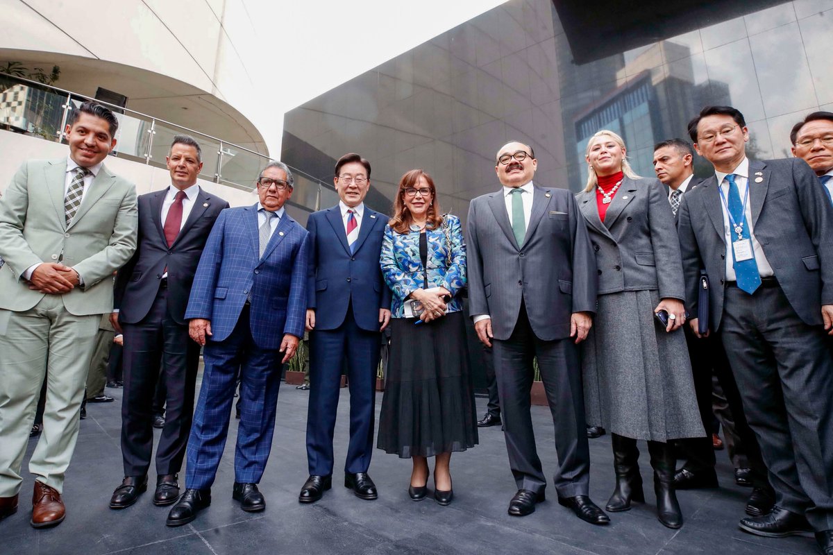 veronicacamino's tweet photo. Recibimos en el Senado al #Presidente de la República de #Corea🇰🇷 @Jaemyung_Lee, en el marco del encuentro que sostuvo con nuestra Presidenta @Claudiashein en Palacio Nacional 🇲🇽

Nos une una relación de muchos años. El Presidente Lee recordó durante este encuentro la llegada de los primeros 1,000 coreanos a la península de #Yucatán, como parte de los vínculos históricos entre nuestros países y donde hoy México es su primer socio comercial en América Latina 🌎.

Esta relación seguirá avanzando con el Plan de Acción México-Corea 2026-2030, que dará continuidad a la cooperación bilateral en electromovilidad, inteligencia artificial, tecnologías digitales, ciencia y educación superior 🫱🏻‍🫲🏼

También compartimos importantes lazos culturales: la afición de las y los jóvenes mexicanos por el K-pop y la gastronomía coreana es una muestra de este acercamiento. Por ello, nuestra Presidenta Claudia Sheinbaum y el Presidente Lee plantearon establecer el Instituto de Cultura de México en la República de Corea y el Centro de Cultura K-pop en México, con espacios para la música y otras expresiones artísticas y culturales 🫰🏻💜🎶

El liderazgo tecnológico de Corea, junto con las capacidades industriales, el talento y la posición geográfica de México, abre nuevas oportunidades para construir alianzas en beneficio de ambos países. 🇲🇽🇰🇷

@MorenaSenadores