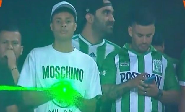 Borda_analista's tweet photo. EL DEL LÁSER
Este aficionado desde la tribuna en el juego Nacional vs Millonarios, durante el partido se dedicó con un láser a molestar a los jugadores visitantes enfocándolos a sus caras. Con este tipo de conductas no se logra nada pero lo pueden sacar del estadio y sancionarlo https://t.co/hQ07iUmEQg