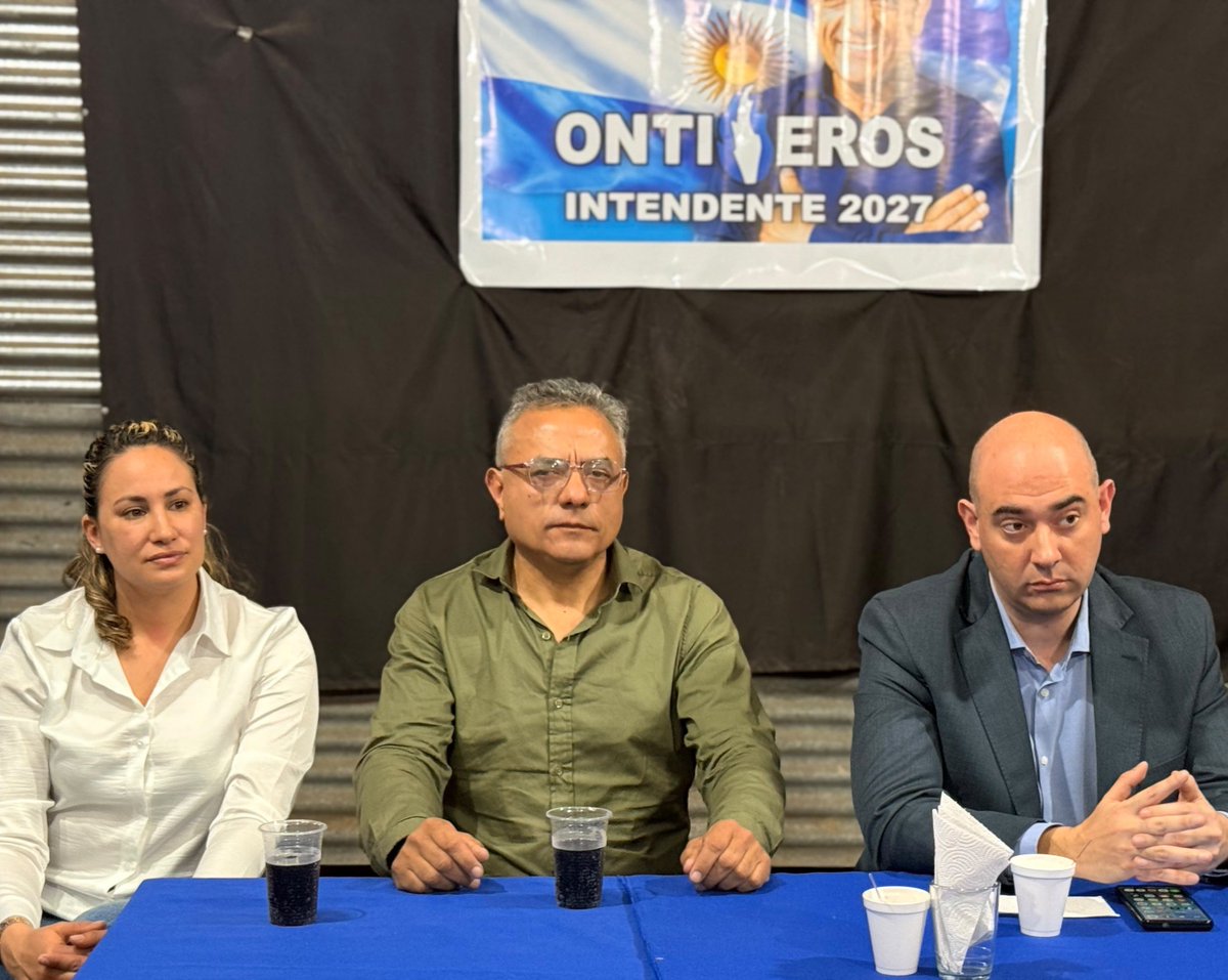 ftepatriota's tweet photo. 🇦🇷 SE LANZÓ LA MESA POLÍTICA DEL FPF EN JOSÉ C. PAZ
En la tarde del jueves el Concejal (MC) Tony Ontiveros celebró la presentación de la mesa política del Partido en el distrito, que articulará propuestas y actividades para el 2027.
El encuentro contó con la presencia del Dr. César Biondini, Sec. Gral. del FPF, quien llevó el apoyo de la conducción provincial a Ontiveros.
Participaron de la reunión referentes de distintas agrupaciones y entidades del municipio, que coincidieron en dar el respaldo a la iniciativa del Nacionalismo.