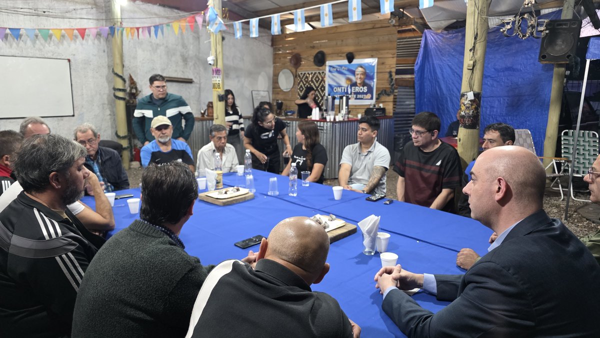 ftepatriota's tweet photo. 🇦🇷 SE LANZÓ LA MESA POLÍTICA DEL FPF EN JOSÉ C. PAZ
En la tarde del jueves el Concejal (MC) Tony Ontiveros celebró la presentación de la mesa política del Partido en el distrito, que articulará propuestas y actividades para el 2027.
El encuentro contó con la presencia del Dr. César Biondini, Sec. Gral. del FPF, quien llevó el apoyo de la conducción provincial a Ontiveros.
Participaron de la reunión referentes de distintas agrupaciones y entidades del municipio, que coincidieron en dar el respaldo a la iniciativa del Nacionalismo.