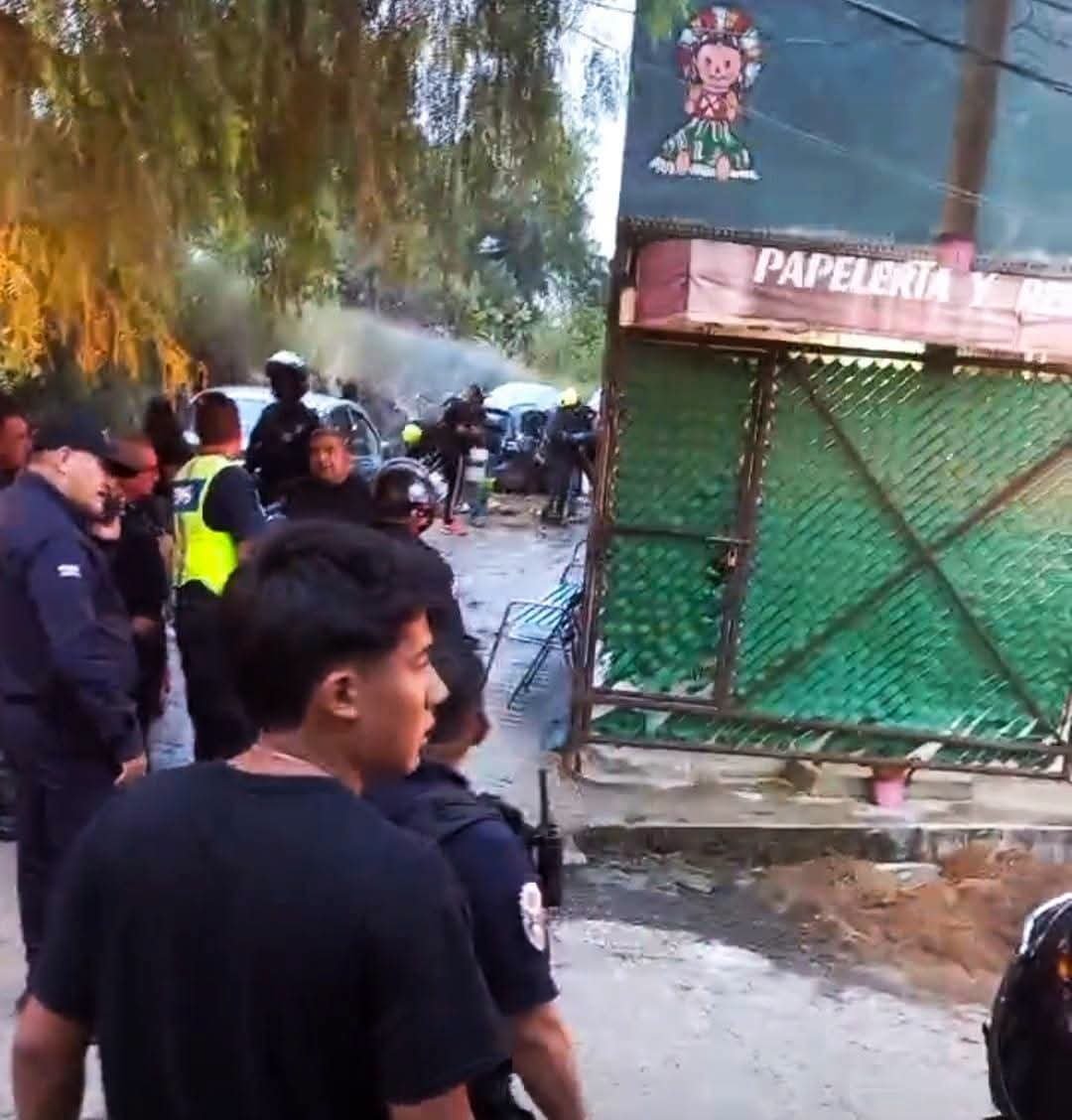 EdomexRed's tweet photo. Esta tarde un auto cargado con #pirotecnia exploto mientras se realiza un #recorrido religioso en el pueblo de Tepojaco en #Cuautitlán Izcalli.

Al menos 5 personas fueron #traslados a hospitales, también informaron de varios #lesionados https://t.co/Fg5zYYpuHn