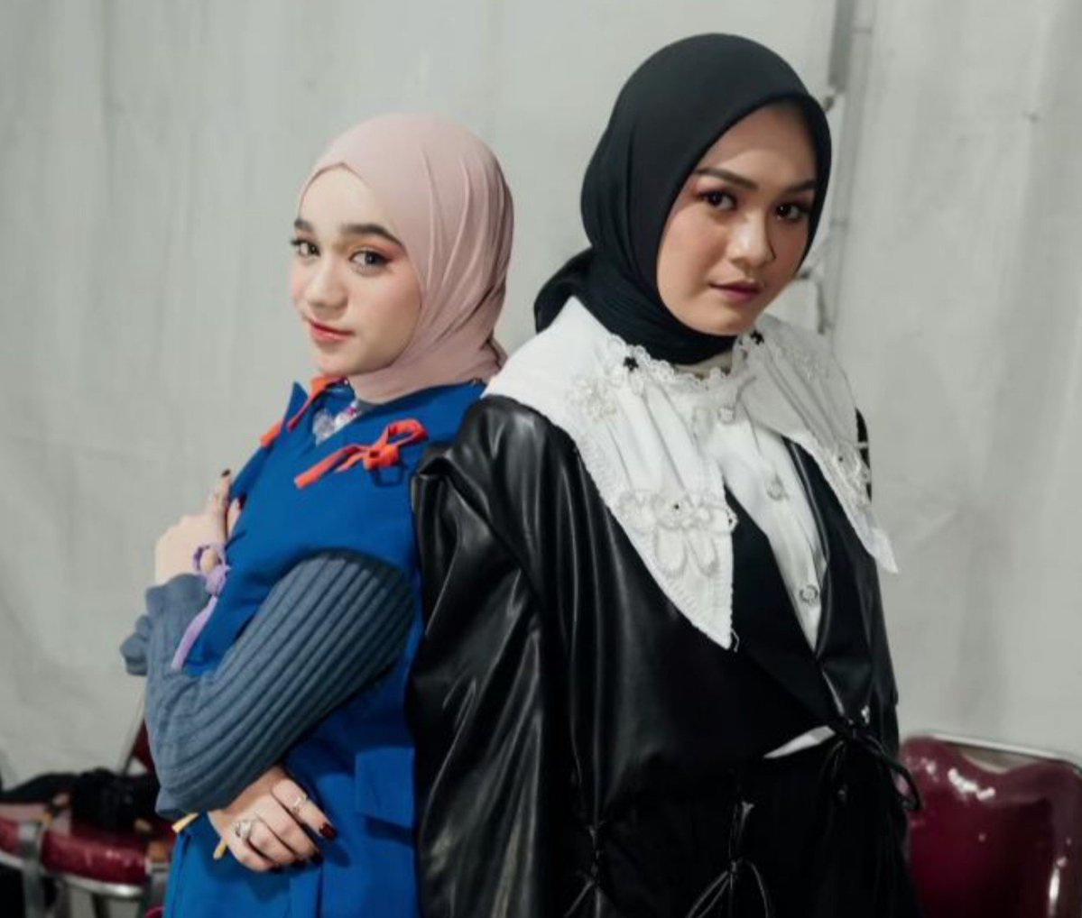 themyosotis_'s tweet photo. cara dua cewe keren menghadapi para pembenci
nab : "omongan mereka hanya lolongan"
sal : "teriakan mu ku anggap jadi angin lalu" https://t.co/xInKn7zMNh
