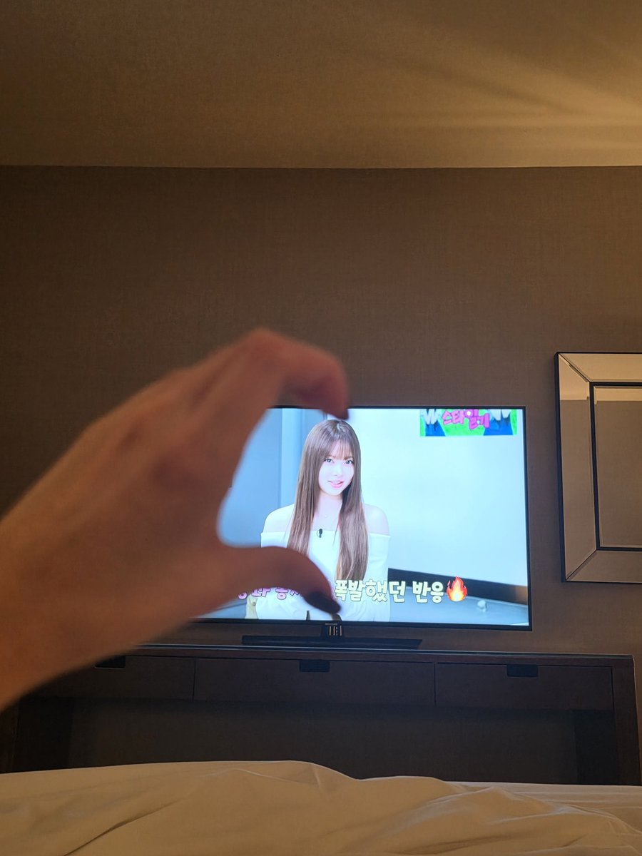 FIMBASE's tweet photo. [WEVERSE DM] 260925 #HONGEUNCHAE 🍒 

: lately while i’ve been
: meeting fans during the tour 
: there are so many people who miss eunstar (Eunchae’s Star Diary) 
: and at yesterday’s concert
: there were people who came dressed up as the eunstar poster
: and even
: people holding up signs saying “come back, returns”
: ㅋㅋㅋㅋㅋㅋ they were doing all that
: [📸]
: so im binge watching it all by myself at the hotel
: memories ㅠㅠ
: ㅋㅋㅋㅋㅋㅋㅋㅋㅋㅋㅋㅋㅋㅋㅋㅋ
: it’s fun, it brings back memories