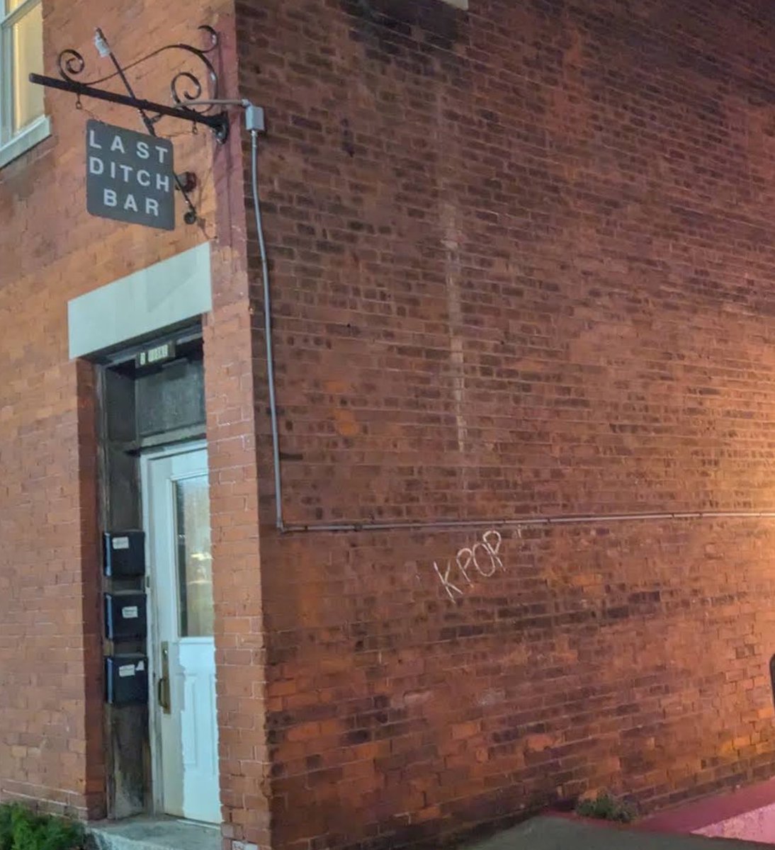 smstwrt97's tweet photo. i just wanna bring to attention that the only graffiti on the western mass lesbian bar is the word kpop https://t.co/cN9wB7QgXa