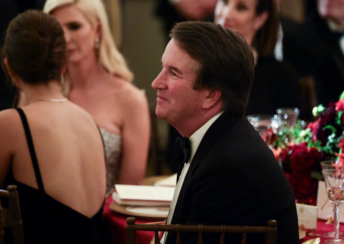 krassenstein's tweet photo. Why the hell are Supreme Court Justices (ONLY Conservatives) invited to the State Dinner with the Communist Chinese President Xi?

These SCOTUS Justices were invited:

- Chief Justice John Roberts
- Justice Amy Coney Barrett
- Justice Brett Kavanaugh

Second Question.  Why are all thse free market billionaires also dining with the Communist Xi?

I though Communism was "evil" and "bad".
