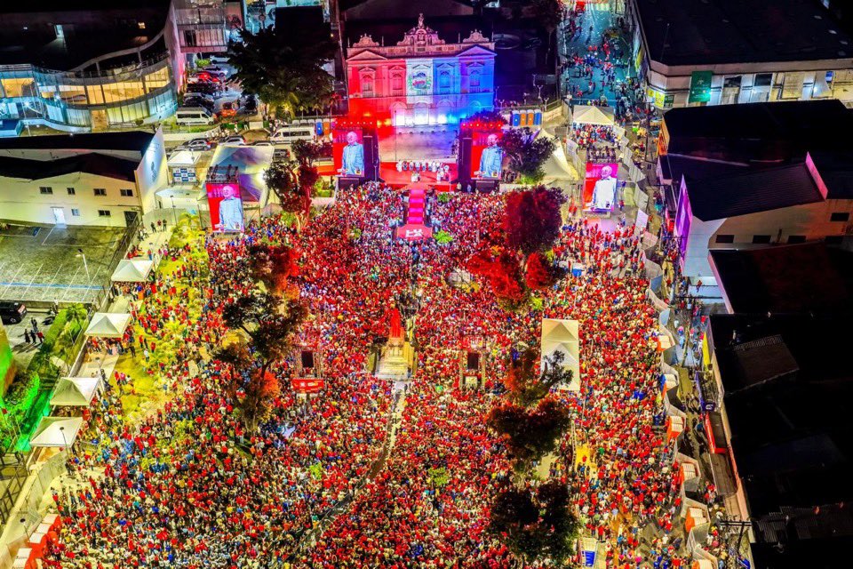 viccommie's tweet photo. 25 mil pessoas hoje em Maceió, o PT de Pernambuco projeta 100 mil pessoas em Recife amanhã 👀 https://t.co/Iwiqgt0T8T