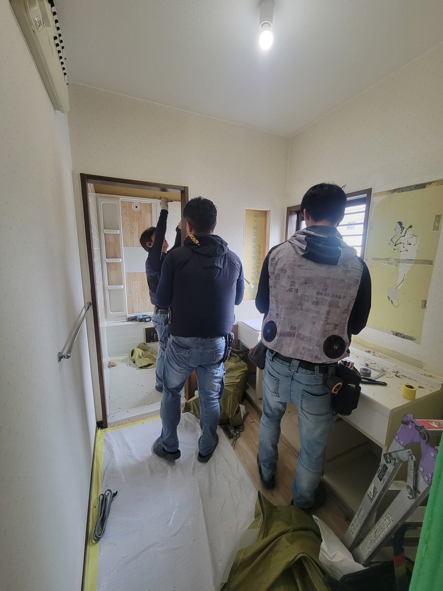 motoyoshi_diary's tweet photo. ユニットバスと洗面所リフォームスタートしました。本日はスタッフ3名で解体から給排水配管まで仕上げる予定です。多能工であると工期短縮にも寄与しますね。 https://t.co/qpg0ZTBW2n