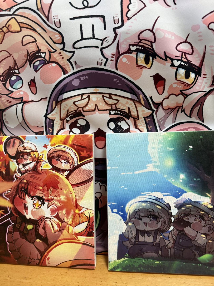 3Sasimi's tweet photo. @usagitosameko トリもち祭2戦利品⑤

撮り忘れてたオムチソバ！？(@OmuchiSova )先生のキャンバスプリントとタペストリー

100日イベのキャンバスプリントも持ってて、イーゼルで玄関先に飾ってあるので今回お迎えしたやつと交換しながら飾っていこうかね https://t.co/AW2CUXchwp