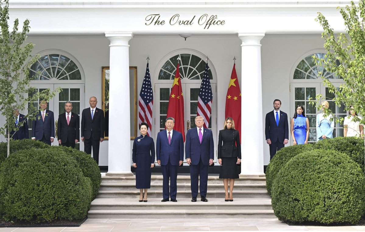 ChinaDaily's tweet photo. President Xi Jinping on Thursday morning attended a welcome ceremony held by US President Donald Trump at the White House. #XiJinping #习近平 #XiVisit @XisMoments https://t.co/HatWXEmy2l https://t.co/zJhcvAxtvw