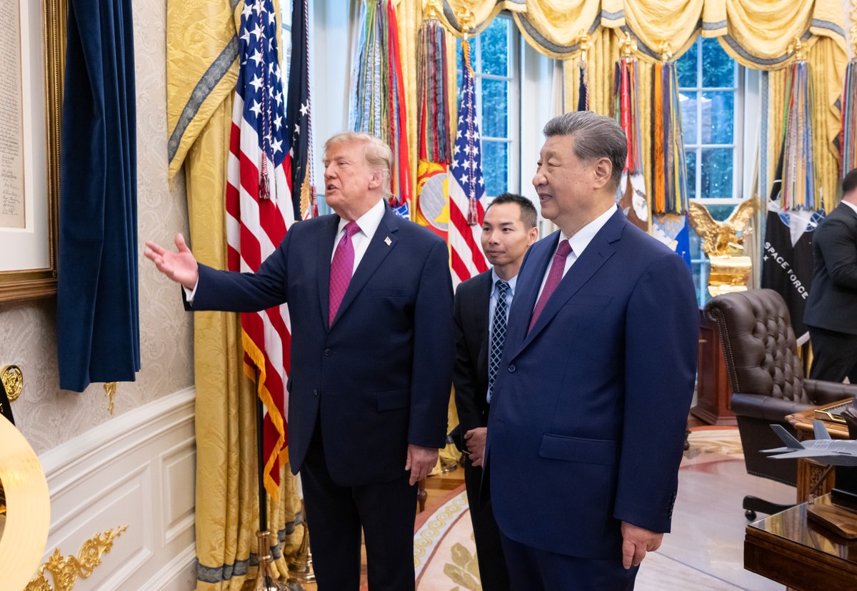 ChinaDaily's tweet photo. President Xi Jinping on Thursday morning attended a welcome ceremony held by US President Donald Trump at the White House. #XiJinping #习近平 #XiVisit @XisMoments https://t.co/HatWXEmy2l https://t.co/zJhcvAxtvw