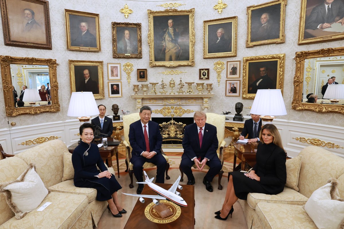 ChinaDaily's tweet photo. President Xi Jinping on Thursday morning attended a welcome ceremony held by US President Donald Trump at the White House. #XiJinping #习近平 #XiVisit @XisMoments https://t.co/HatWXEmy2l https://t.co/zJhcvAxtvw