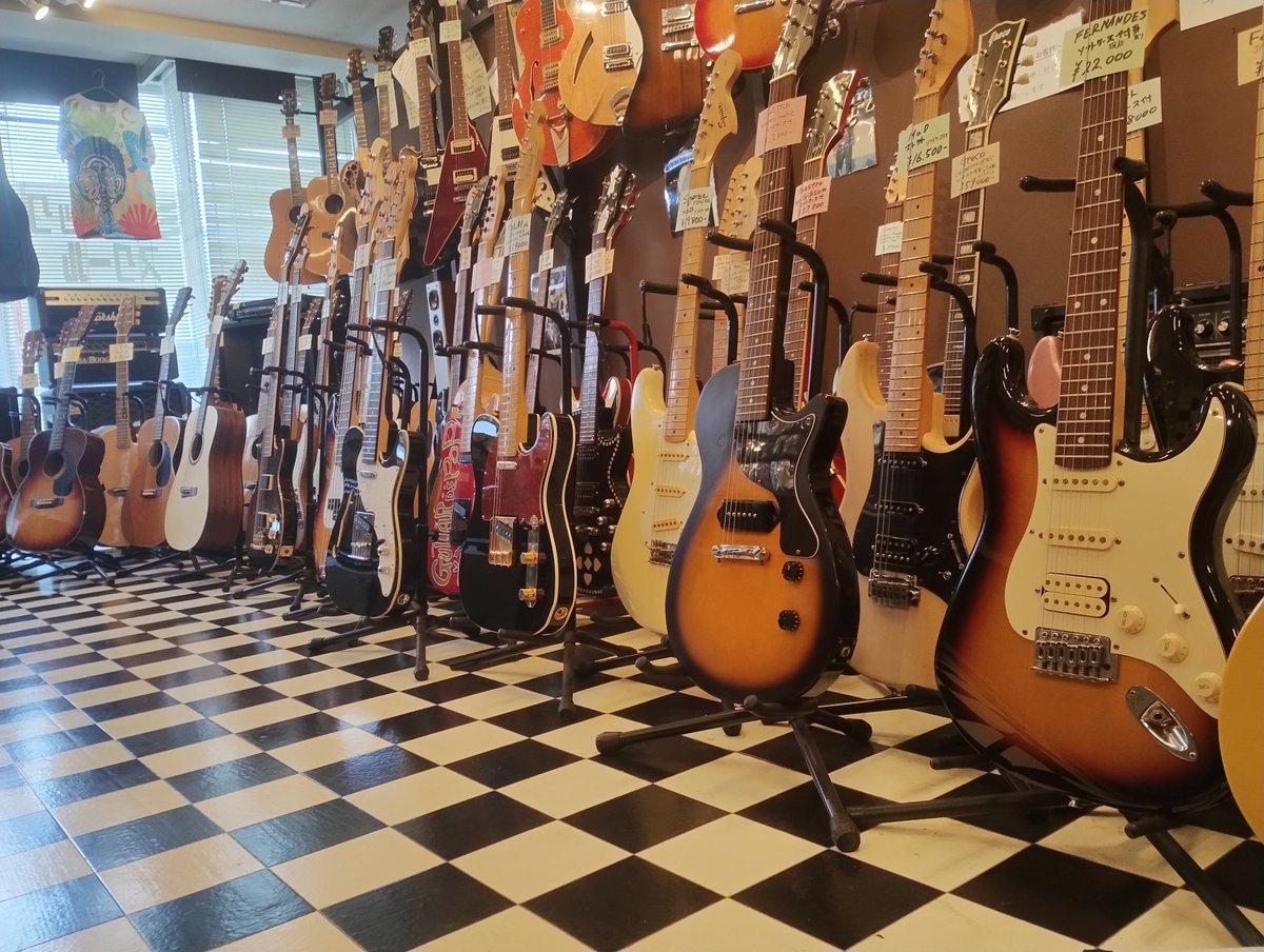 AfterBeat15's tweet photo. アフタービート橋本店11:00~オープンです！中古楽器販売、買取、リペア&amp;メンテナンス、弦交換も¥1000~ございます!ご来店お待ちしております!　#橋本駅　#相模原市緑区橋本 #楽器屋　#音楽スクール　#生徒募集中 https://t.co/5qqWxspa22