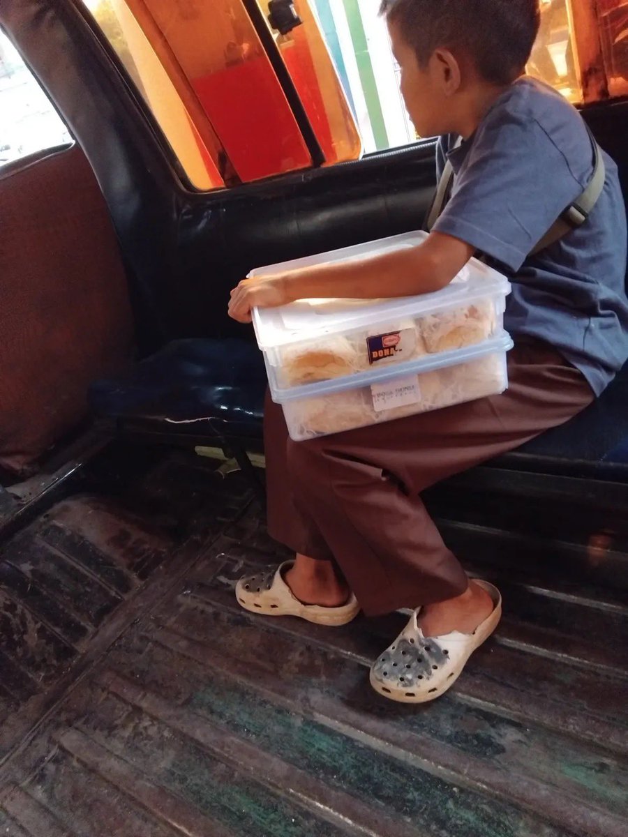 mamahmuda1_'s tweet photo. guys barangkali ketemu sama ade ini sekitar padalarang cimahi bantu larisin dagangan nya ya,ade ini abis pulang sekolah langsung jualan donat ke sekitar alun² cimahi,mungkin kecapean sampe ketiduran di angkot🥺😭￼ https://t.co/uLHAygb5BW
