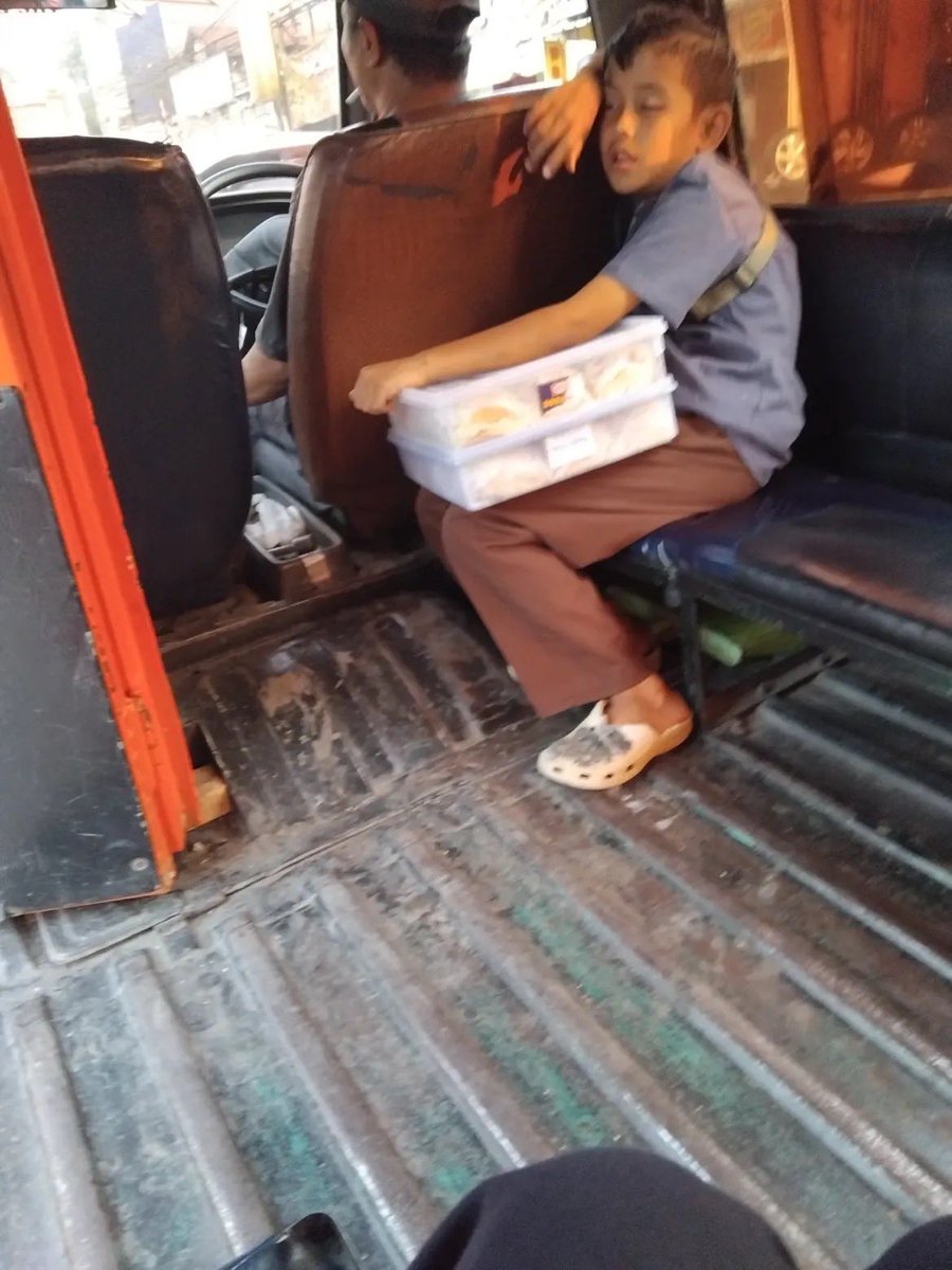 mamahmuda1_'s tweet photo. guys barangkali ketemu sama ade ini sekitar padalarang cimahi bantu larisin dagangan nya ya,ade ini abis pulang sekolah langsung jualan donat ke sekitar alun² cimahi,mungkin kecapean sampe ketiduran di angkot🥺😭￼ https://t.co/uLHAygb5BW