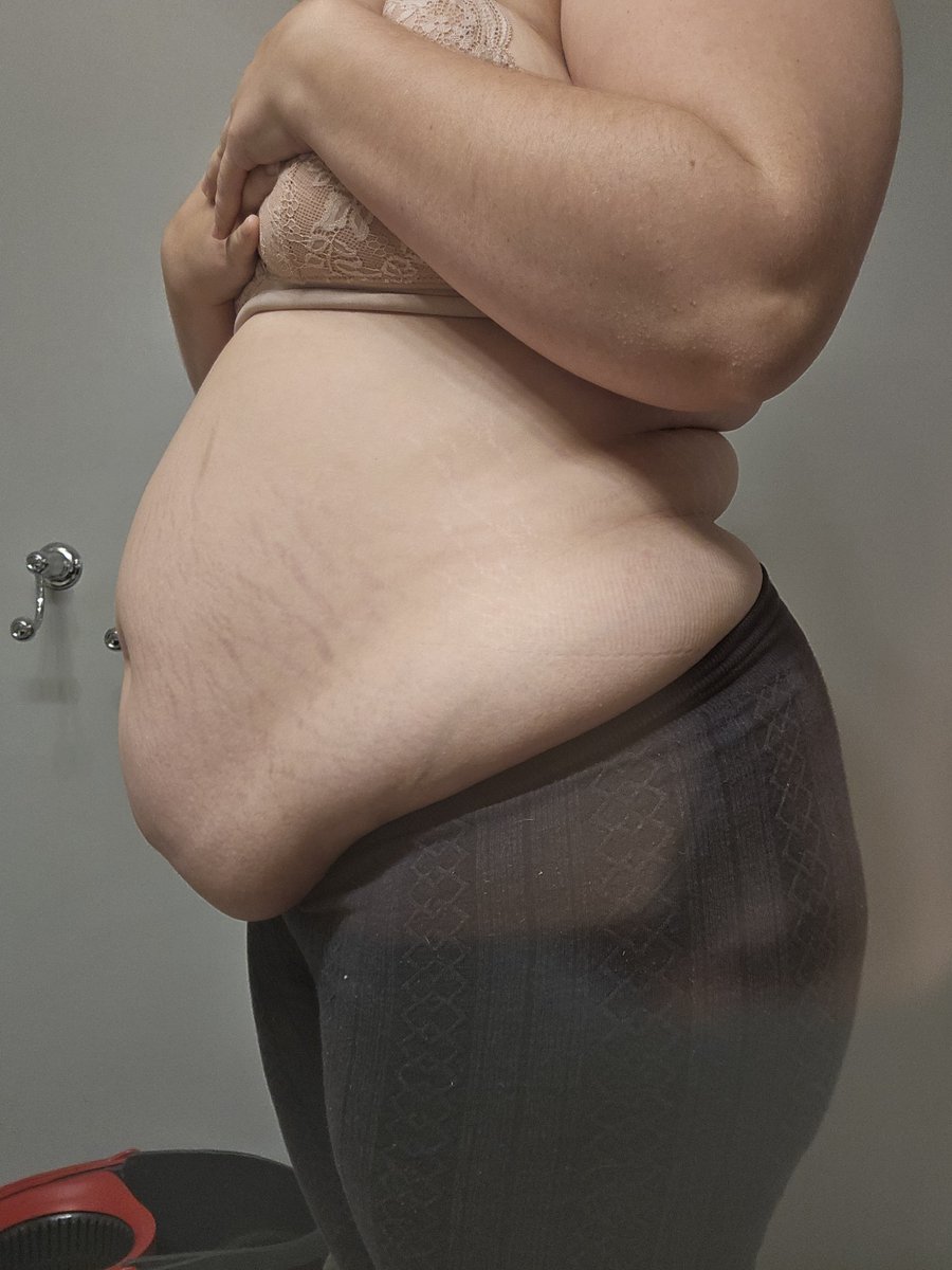 LoveFoodRepeat's tweet photo. My boyfriend is making me fat, what do you think? 😈🥵 https://t.co/GZFfuBFk90