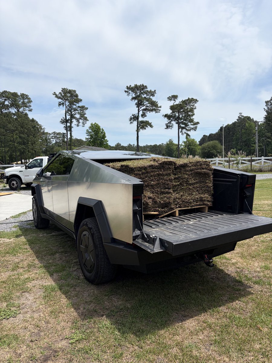 CunninghamZak's tweet photo. @WifeFinance @CollinJHumphrey ~ 2500 lb Lvp. 
~ 2500+ lb pallet of fresh sod
I’d go heavier if I had a reason to https://t.co/eHHjfcxBYZ