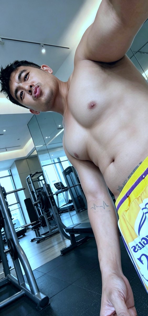 BrasilSalacnib's tweet photo. "Mag-gym muna tayo. Sipag na sipag ako mag-workout ngayon kasi malapit na naman mag-summer. https://t.co/t5Upuqk1SW