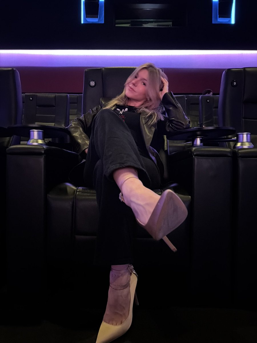 xMistresxLaura's tweet photo. Streck die Zunge raus!
Ich will, dass du meine Schuhe putzt! 😈 https://t.co/8SWxAyrZ5Z