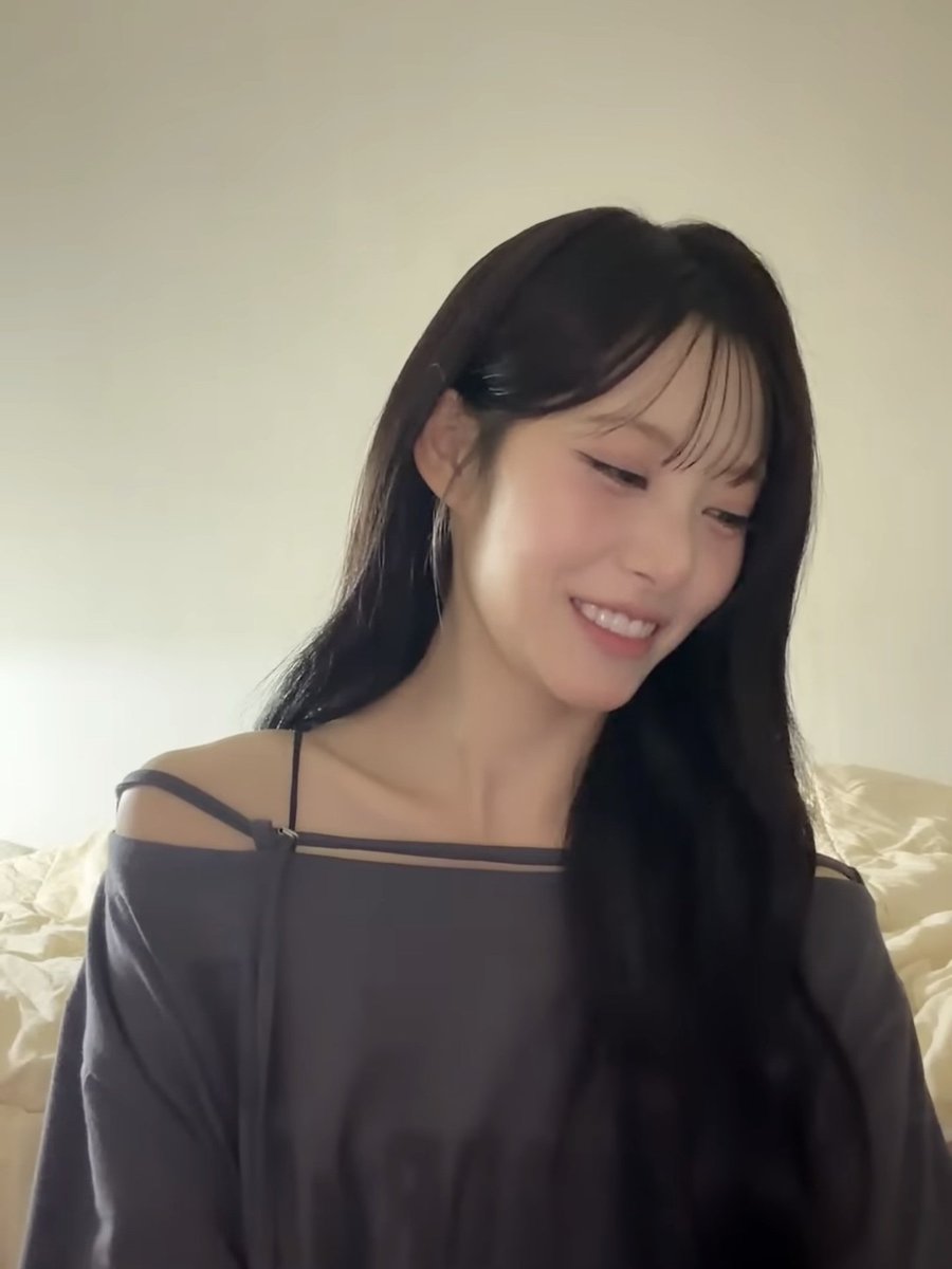 iinghaa's tweet photo. ㅈㄱㅇ이 하도 장난을 많이 치니까 ㅇㅇㅂ이 좀 진지해질 생각은 없냐고 물어보는데 "나 진지하면 너 감당 못 할걸?" 이러는 ㅈㄱㅇ 보고 싶고... 그러다 진짜 실실 웃던 얼굴 진지해진 채로 다가가면 ㅇㅇㅂ 당황해서 뒷걸음질 치는데 바로 표정 풀고 웃더니 "봐 너 감당 못 한다니까ㅋㅋㅋ" 이럼 https://t.co/30aeby5Fqg