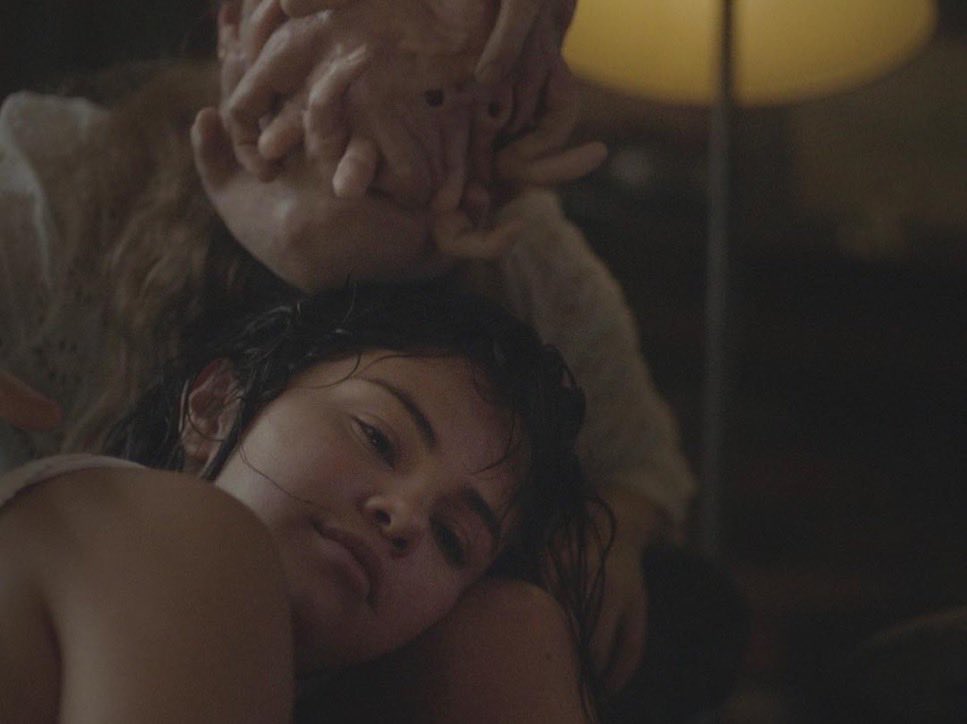 rocklandx21's tweet photo. Selena in a gory/horror movie when https://t.co/TpAYKOoZPi