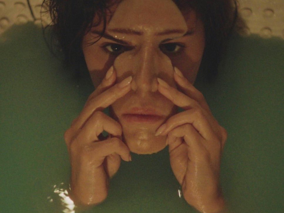 rocklandx21's tweet photo. Selena in a gory/horror movie when https://t.co/TpAYKOoZPi