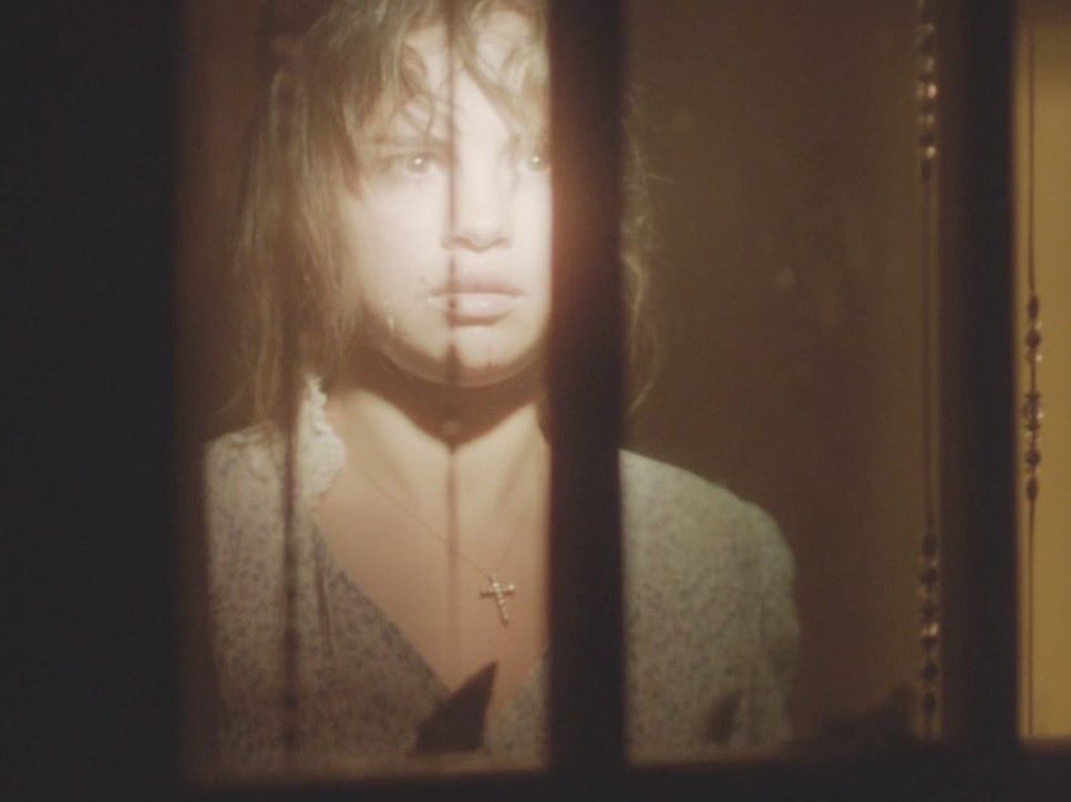 rocklandx21's tweet photo. Selena in a gory/horror movie when https://t.co/TpAYKOoZPi
