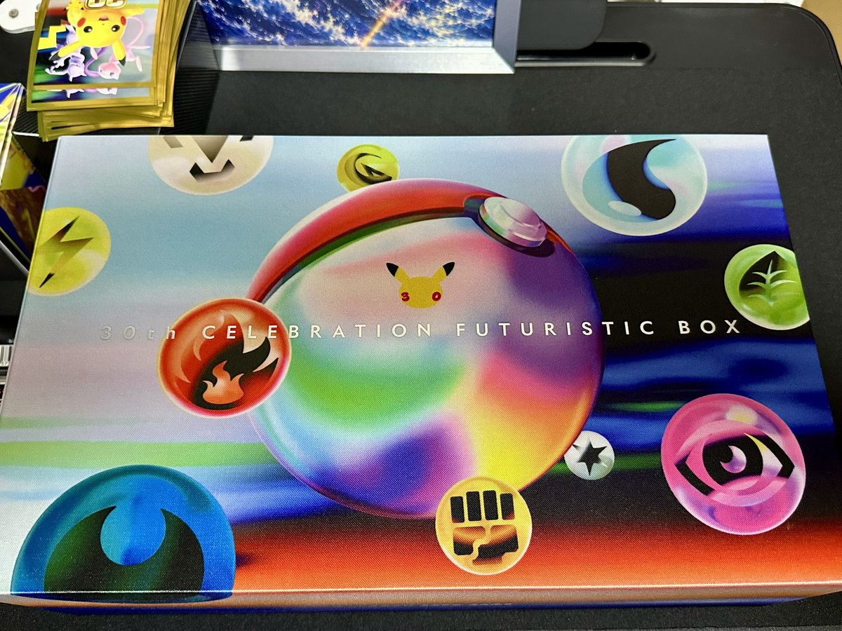 haru__tcg's tweet photo. これは我慢できんかったなも。

30th CELEBRATION FUTURISTIC BOX 開封🎉

届いて実物見た瞬間、 「いや、サプライ良すぎん？？？」ってなって即開封😂

BOXからもうカッコいい。 開けてもカッコいい。 プレイマットもデッキケースも、虹色のダメカンも全部ええやん…

30周年、こういうのでいいんだなも🍃

使うのもったいないけど、使いたくなるやつ🔥

みんなは 開封する派？未開封で飾る派？👀
#ポケカ #ポケモンカード #PokemonCard #30thCELEBRATION