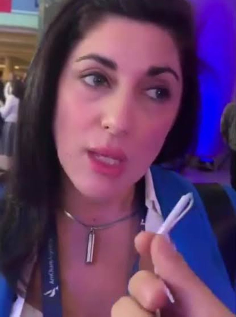 duroms's tweet photo. Ese collar también era para rascarse el ombligo? https://t.co/PtBn9VeDaF
