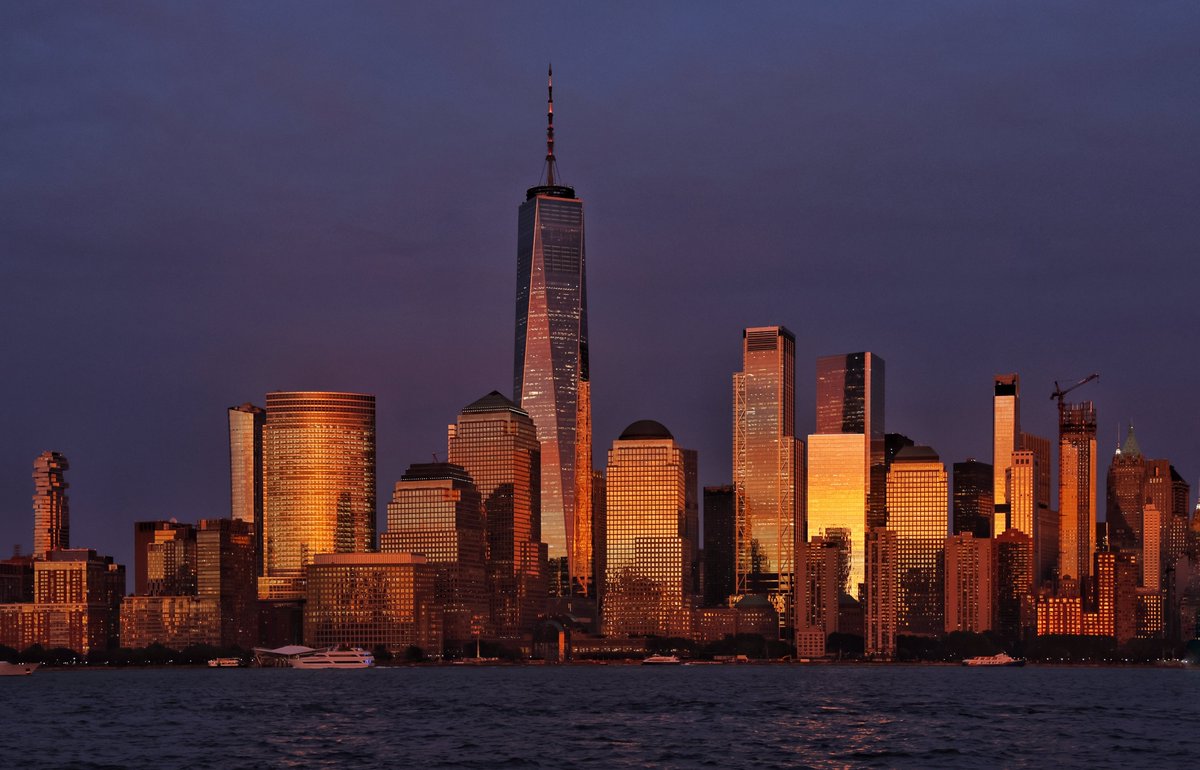 GaryHershorn's tweet photo. After a gray day, a colorful twenty minutes of sunset light to end the day in New York City, Thursday evening #nyc #newyorkcity #newyork #sunset https://t.co/5ABwojcRax