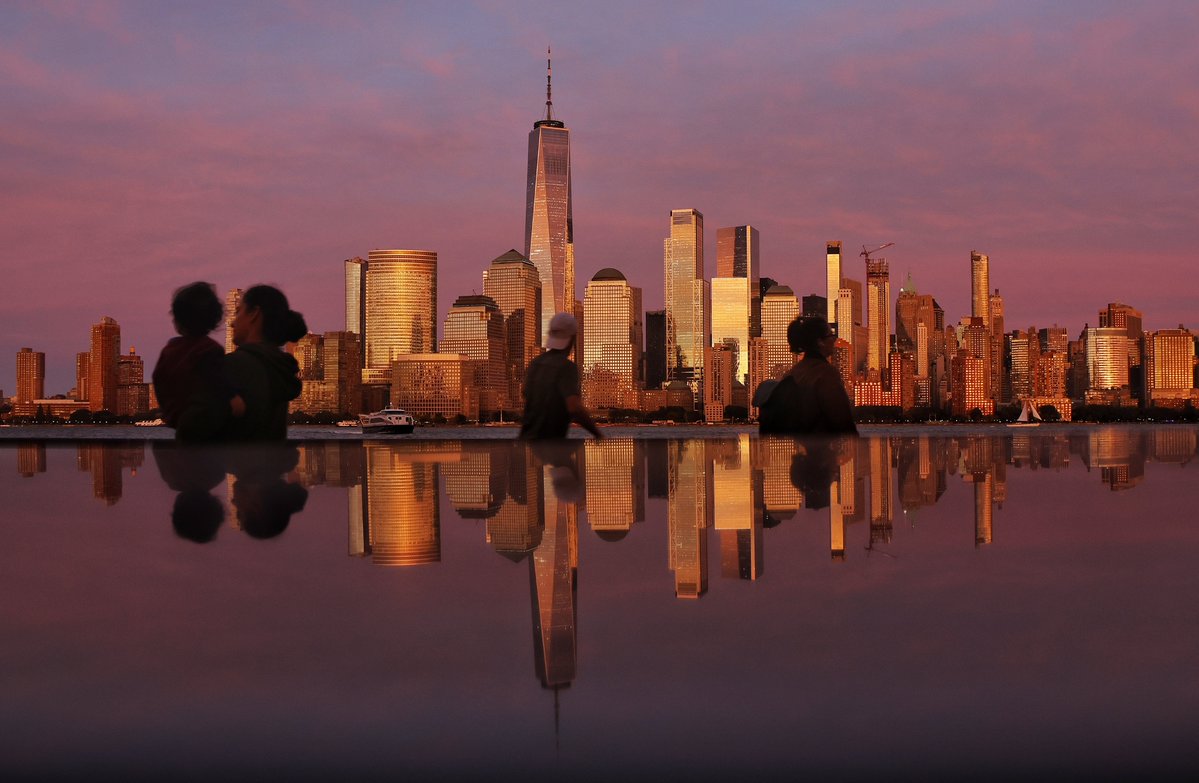 GaryHershorn's tweet photo. After a gray day, a colorful twenty minutes of sunset light to end the day in New York City, Thursday evening #nyc #newyorkcity #newyork #sunset https://t.co/5ABwojcRax