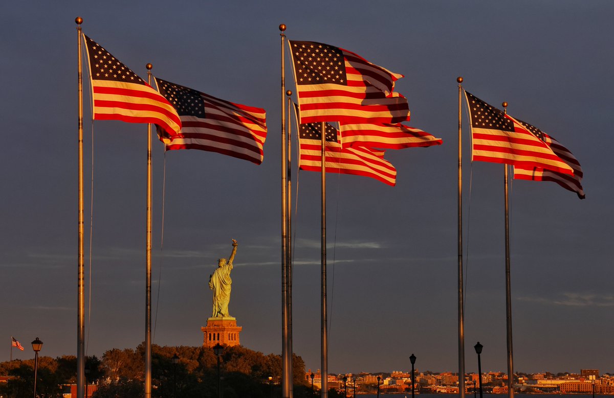 GaryHershorn's tweet photo. After a gray day, a colorful twenty minutes of sunset light to end the day in New York City, Thursday evening #nyc #newyorkcity #newyork #sunset https://t.co/5ABwojcRax