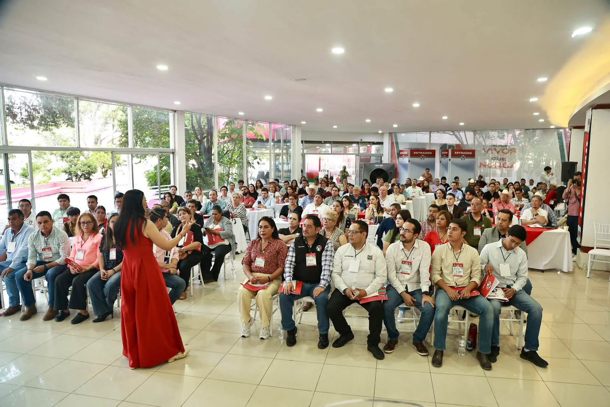 danisotto's tweet photo. La formación también es una forma de servir. 📚✨

Hoy me da mucho gusto acompañar el inicio de la Escuela Estatal de Cuadros 2026 “Formación con memoria, Liderazgo del Futuro”, un espacio que nos invita a aprender, escuchar, compartir experiencias y, sobre todo, a seguir preparándonos para los retos que tenemos por delante.

¡Mucho éxito a todas y todos quienes forman parte de esta gran escuela! 🙌🏼🔴