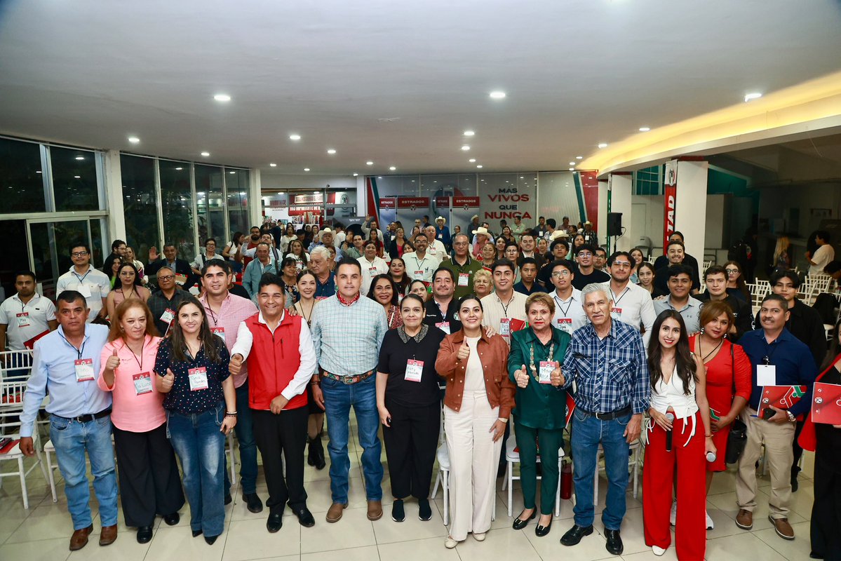 danisotto's tweet photo. La formación también es una forma de servir. 📚✨

Hoy me da mucho gusto acompañar el inicio de la Escuela Estatal de Cuadros 2026 “Formación con memoria, Liderazgo del Futuro”, un espacio que nos invita a aprender, escuchar, compartir experiencias y, sobre todo, a seguir preparándonos para los retos que tenemos por delante.

¡Mucho éxito a todas y todos quienes forman parte de esta gran escuela! 🙌🏼🔴