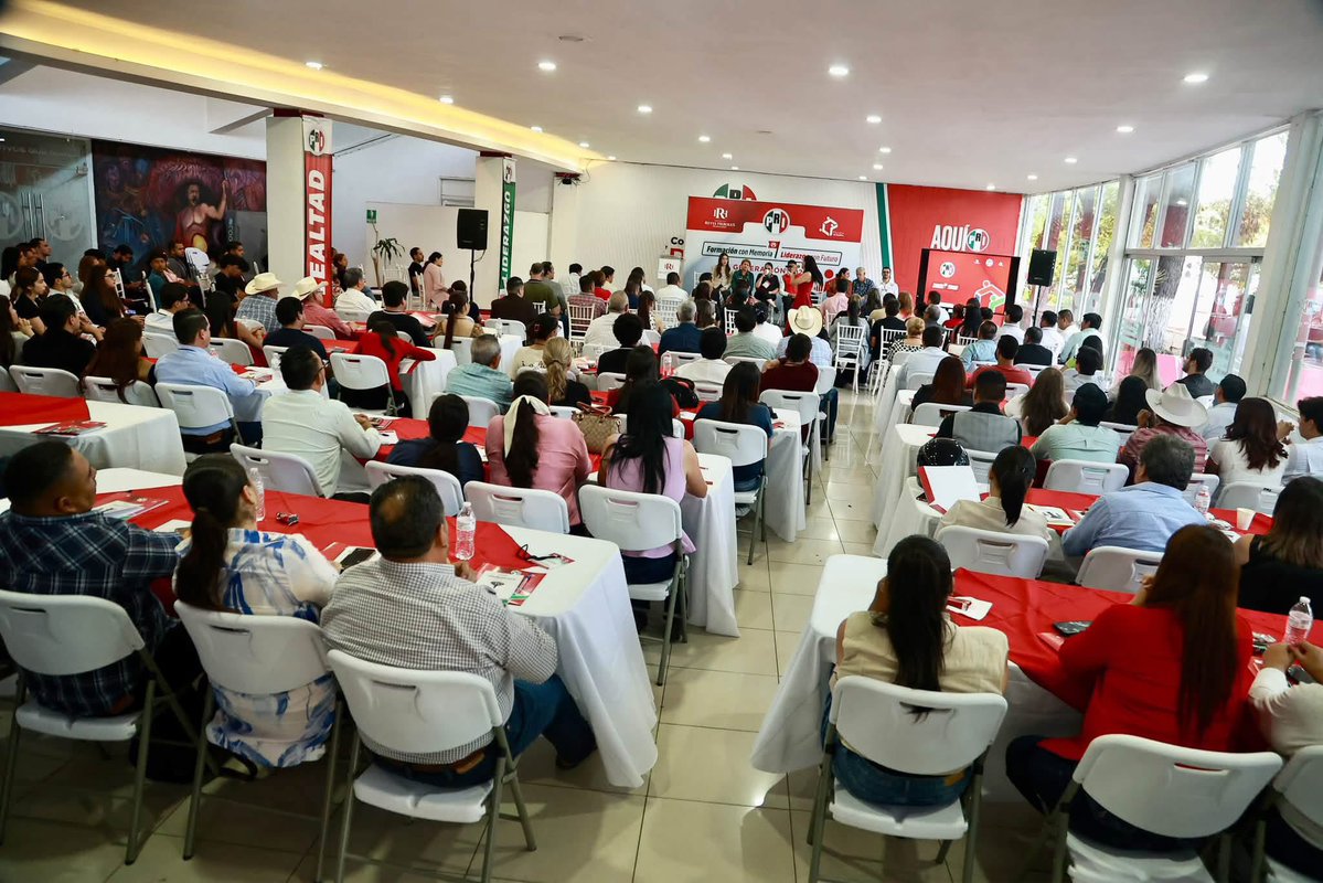 danisotto's tweet photo. La formación también es una forma de servir. 📚✨

Hoy me da mucho gusto acompañar el inicio de la Escuela Estatal de Cuadros 2026 “Formación con memoria, Liderazgo del Futuro”, un espacio que nos invita a aprender, escuchar, compartir experiencias y, sobre todo, a seguir preparándonos para los retos que tenemos por delante.

¡Mucho éxito a todas y todos quienes forman parte de esta gran escuela! 🙌🏼🔴