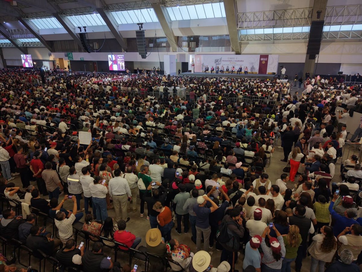 OliviaSalomonV's tweet photo. Hoy, durante su visita a Puebla como parte del recorrido de rendición de cuentas por su Segundo Informe de Gobierno, la presidenta @Claudiashein compartió avances y nuevos proyectos para la entidad. 🇲🇽

🏥 Puebla contará con 812 consultorios de atención primaria del IMSS-Bienestar, con medicamentos gratuitos y servicios más cercanos para las familias poblanas. 

⚡ También destacó la producción del minivehículo eléctrico Olinia, el saneamiento del río Atoyac y los Programas para el Bienestar que llegan a millones de personas en el estado.