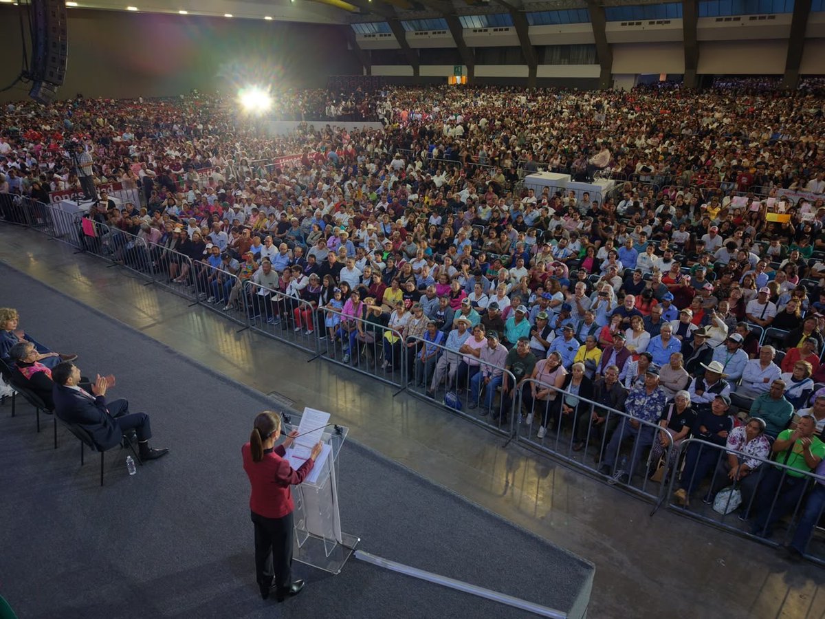 OliviaSalomonV's tweet photo. Hoy, durante su visita a Puebla como parte del recorrido de rendición de cuentas por su Segundo Informe de Gobierno, la presidenta @Claudiashein compartió avances y nuevos proyectos para la entidad. 🇲🇽

🏥 Puebla contará con 812 consultorios de atención primaria del IMSS-Bienestar, con medicamentos gratuitos y servicios más cercanos para las familias poblanas. 

⚡ También destacó la producción del minivehículo eléctrico Olinia, el saneamiento del río Atoyac y los Programas para el Bienestar que llegan a millones de personas en el estado.