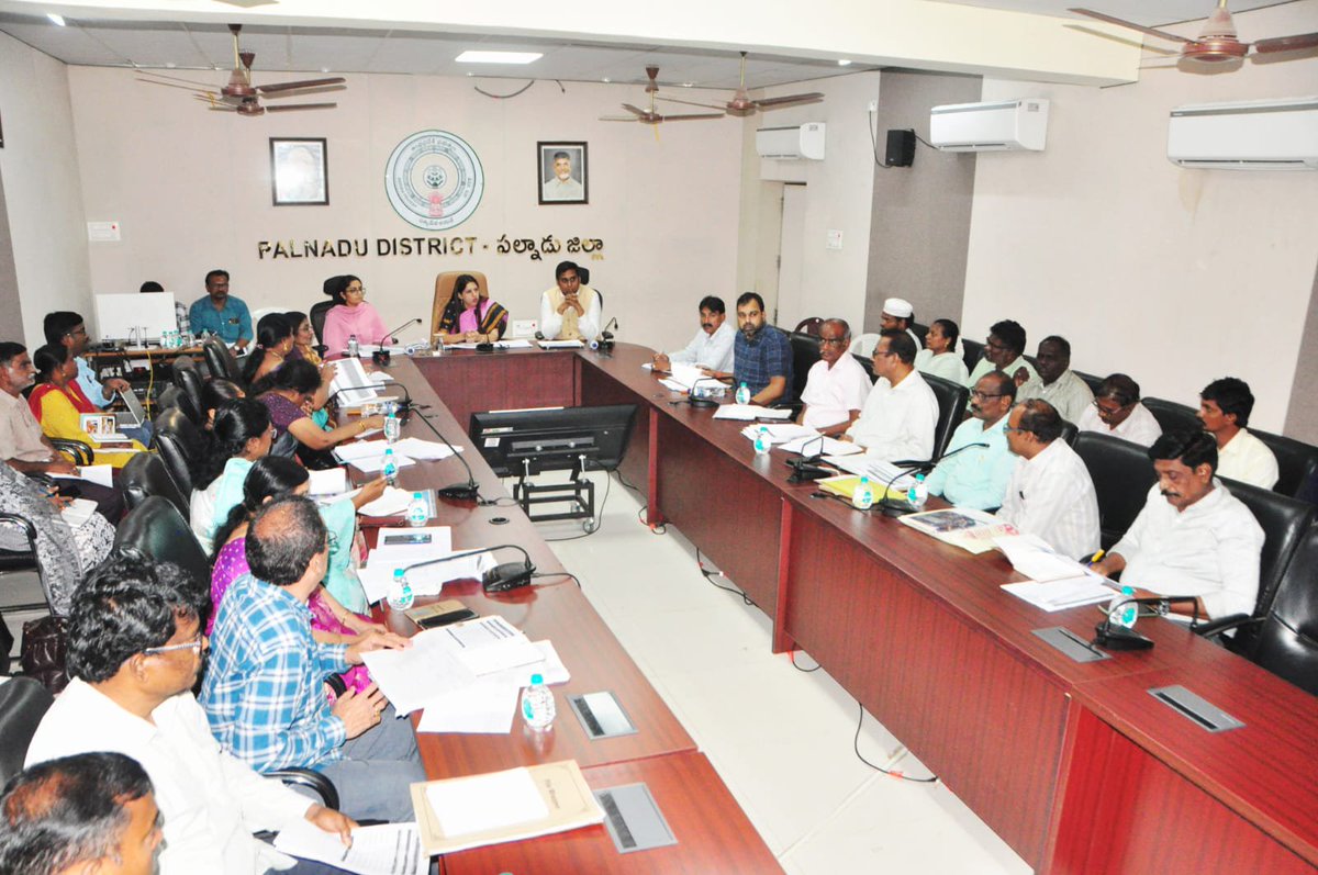 ipr_palnadu's tweet photo. అమరావతి మండలంలోని నాలుగు గ్రామాల్లో రాజధాని నగర భూ సమీకరణ పథకం పురోగతి పైన  జిల్లా కలెక్టర్ కృతిక శుక్ల , APCRDA అదనపు కమిషనర్‌  కార్తీక్ తో కలిసి సమీక్షించారు. రెవెన్యూ పరంగా పెండింగ్‌లో ఉన్న అన్ని సమస్యలను పరిష్కరించాలని, అలాగే రైల్వే ప్రాజెక్ట్ మరియు ఇన్నర్ రింగ్ రోడ్డు కోసం https://t.co/nM1gnFAs8d