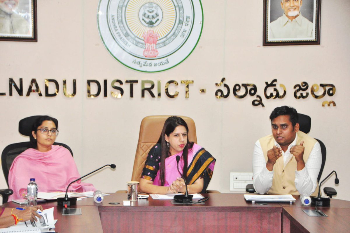 ipr_palnadu's tweet photo. అమరావతి మండలంలోని నాలుగు గ్రామాల్లో రాజధాని నగర భూ సమీకరణ పథకం పురోగతి పైన  జిల్లా కలెక్టర్ కృతిక శుక్ల , APCRDA అదనపు కమిషనర్‌  కార్తీక్ తో కలిసి సమీక్షించారు. రెవెన్యూ పరంగా పెండింగ్‌లో ఉన్న అన్ని సమస్యలను పరిష్కరించాలని, అలాగే రైల్వే ప్రాజెక్ట్ మరియు ఇన్నర్ రింగ్ రోడ్డు కోసం https://t.co/nM1gnFAs8d