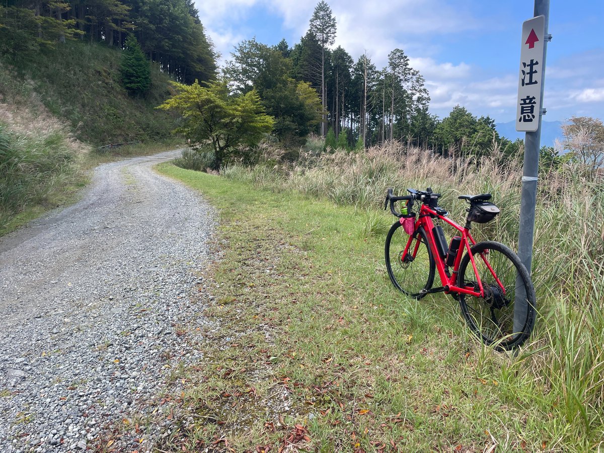 tyouminn38's tweet photo. 一昨日の峰山高原ライド、たった３３ｋｍ程で獲得標高１０００ｍはアシスト付きでなければ行かなかった（笑）
そして、ひと気の無いグラベルでは熊除けブザーを鳴らしてのライド❣
もうちょい、グラベルが長ければ良かったんだがなぁ～～ https://t.co/XKlZ0Lx3dB