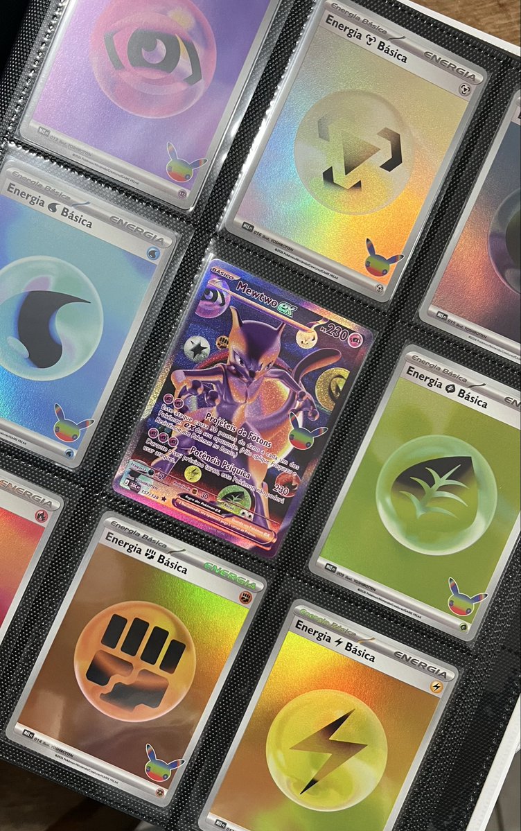 umpiscianjo's tweet photo. amei demais a estética futurista das artes do Yoshirotten, essa pagina ficou belíssima com o mewtwo #pokemon30 https://t.co/o584vgdPx1