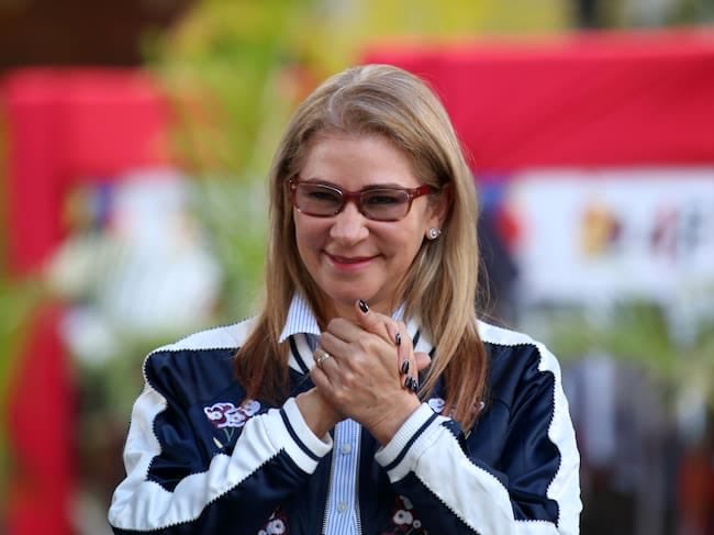 patriciajaniot's tweet photo. 🚨 Cilia Flores seguirá tras las rejas, por ahora.

La Fiscalía de Estados Unidos pidió a la Corte negar la solicitud de arresto domiciliario presentada por la defensa de la esposa de Nicolás Maduro, argumentando un “extremo riesgo de fuga” y señalando la gravedad de los cargos que enfrenta.

La defensa había solicitado que Flores esperara su juicio en una residencia privada de Nueva York, bajo vigilancia permanente y con monitoreo electrónico, alegando además problemas de salud.

⚖️ La decisión definitiva sobre su solicitud será evaluada en audiencia el próximo 8 de octubre.

#CiliaFlores #NicolásMaduro #EstadosUnidos #Justicia #Venezuela #Noticias #ÚltimaHora #Internacional