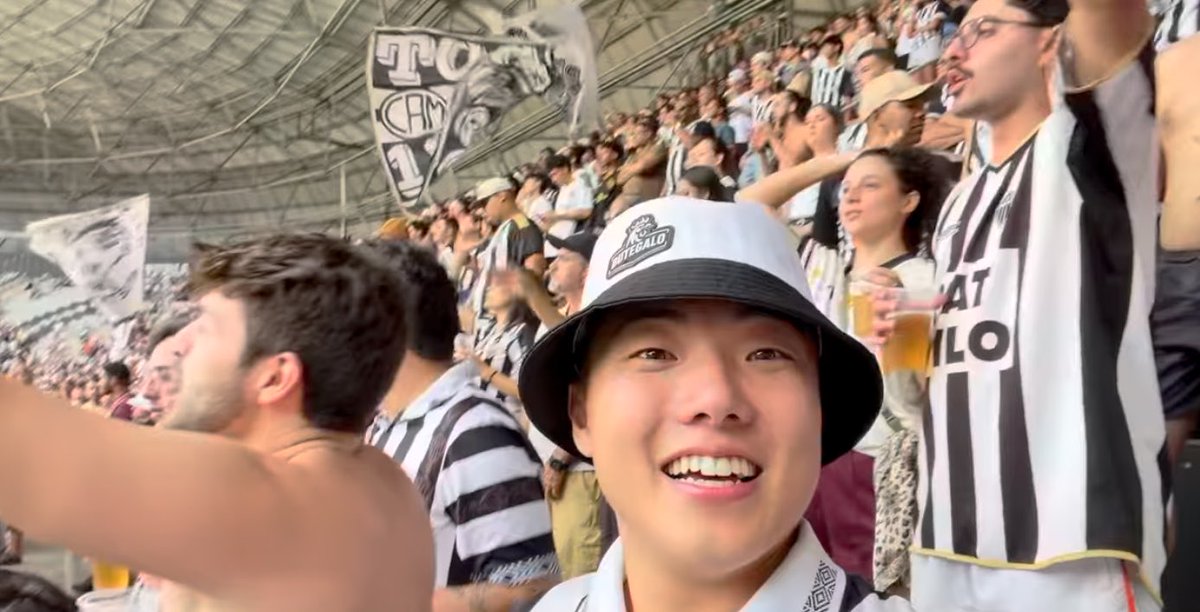 Galosofia_'s tweet photo. Torcendo pro Galo, tomando Cerveja e comendo Tropeiro até ficar fluente em Mineirês 😂

Sohei veio do Japão pra conhecer o Brasil e não poderíamos deixar de apresentar pra ele o que temos de melhor..

Volte sempre, amigo! BH é sua casa

📹 Vídeo completo:
https://t.co/wvntat3oEQ https://t.co/o7XTVXpGqA