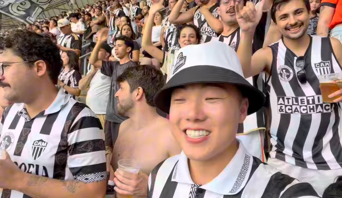 Galosofia_'s tweet photo. Torcendo pro Galo, tomando Cerveja e comendo Tropeiro até ficar fluente em Mineirês 😂

Sohei veio do Japão pra conhecer o Brasil e não poderíamos deixar de apresentar pra ele o que temos de melhor..

Volte sempre, amigo! BH é sua casa

📹 Vídeo completo:
https://t.co/wvntat3oEQ https://t.co/o7XTVXpGqA