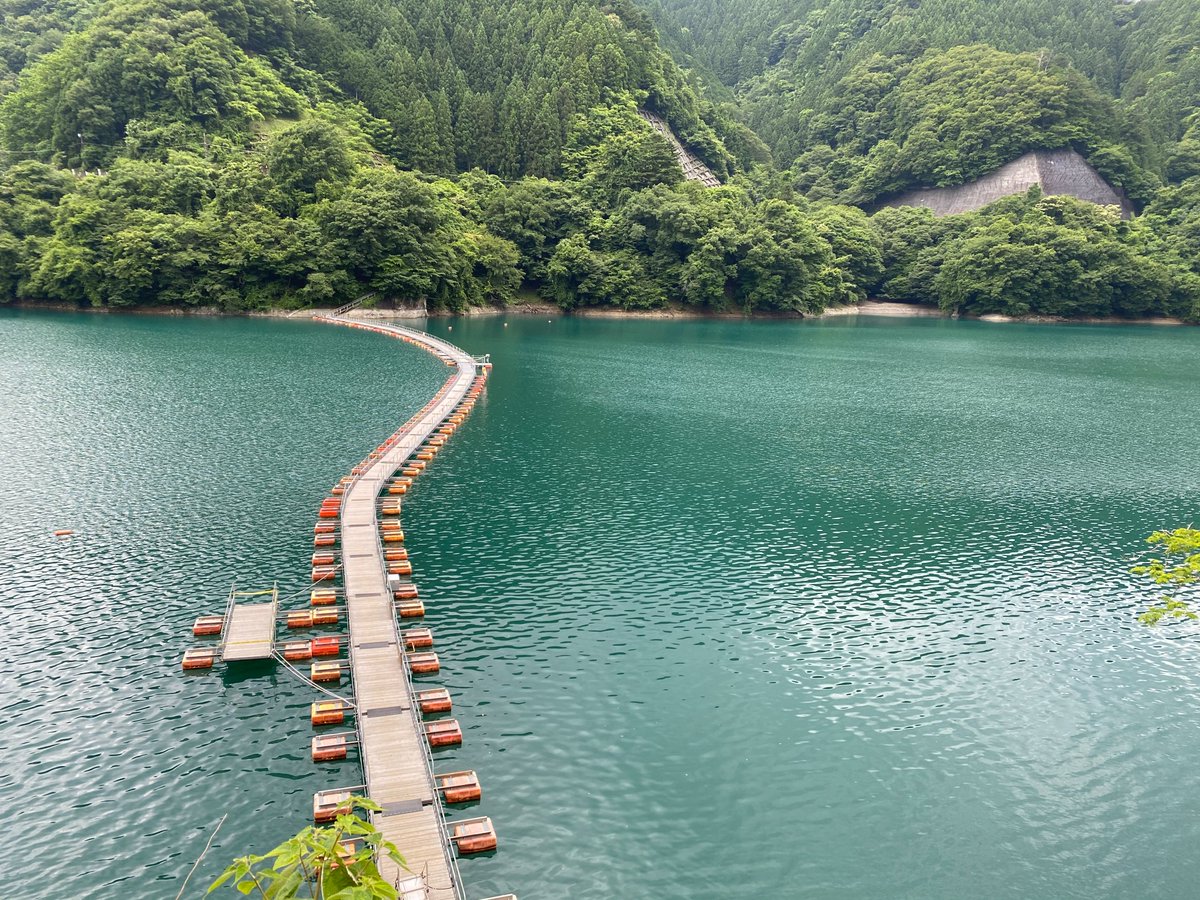 okutamavc's tweet photo. 【浮橋通行可のお知らせ】
奥多摩湖の水位が回復したため、
本日午後より麦山の浮橋、留浦の浮橋(旧ドラム缶橋)の通行止めが解除になります。

かなり久しぶりに奥多摩湖を渡ることができるようになります！
晴れ間を見つけて湖面を眺めに来てください♪ https://t.co/BxBuxyPhk6