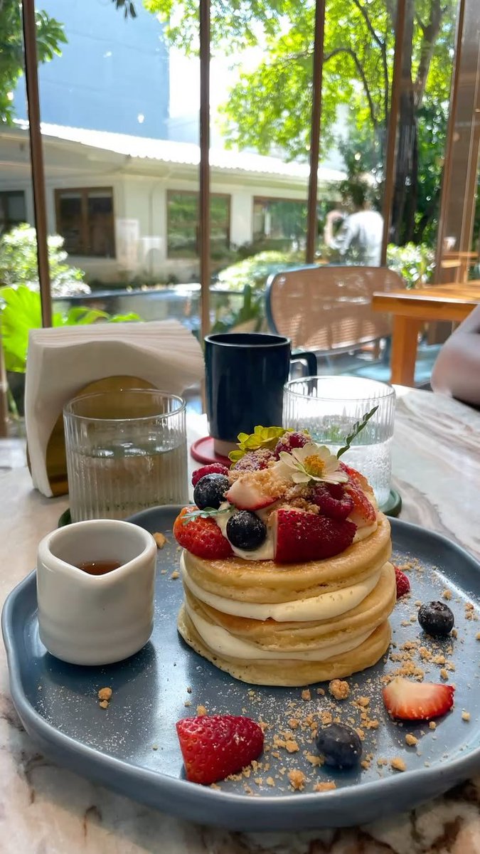 SpicyVickyyy's tweet photo. Pancakes and soft morning light... missing only you. ✨ https://t.co/wMBiJ6TAGG