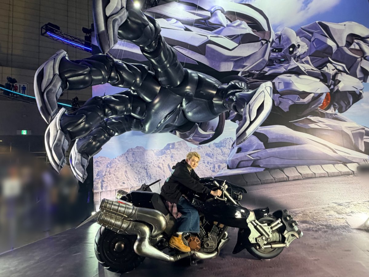 hideout_404's tweet photo. ／
🎮 #ハイドアウト404 で
初めて #TGS 行ってみた！
＼

📍スクウェア・エニックス

フォトスポットでの写真撮影🏍️🗡️
試遊は《ファイナルファンタジーVII リベレーション》を体験させていただきました！

#TGS2026 #ユーキ #橘柊生 https://t.co/FnbhJFLsLB