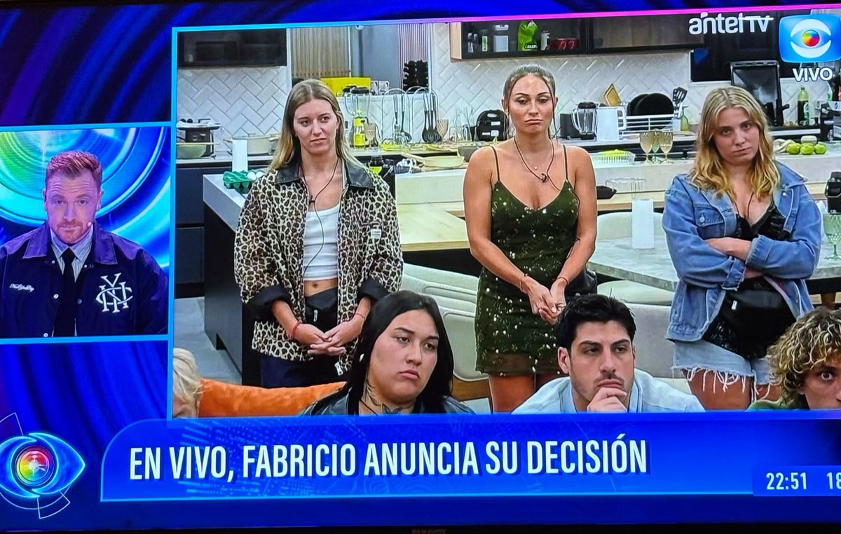 AndresAngelone's tweet photo. SALVÓ A VICTORIA EL HERRERO

Nos cagó todo 

#GranHermanoUy https://t.co/iP0Mz0dhoI