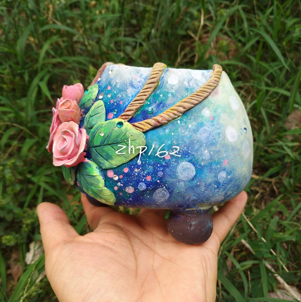 JeniAzatyabi's tweet photo. Turn an old glass jar into a cute succulent planter with some paint and pebbles! Super easy upcycling project https://t.co/tbOlPLGflX